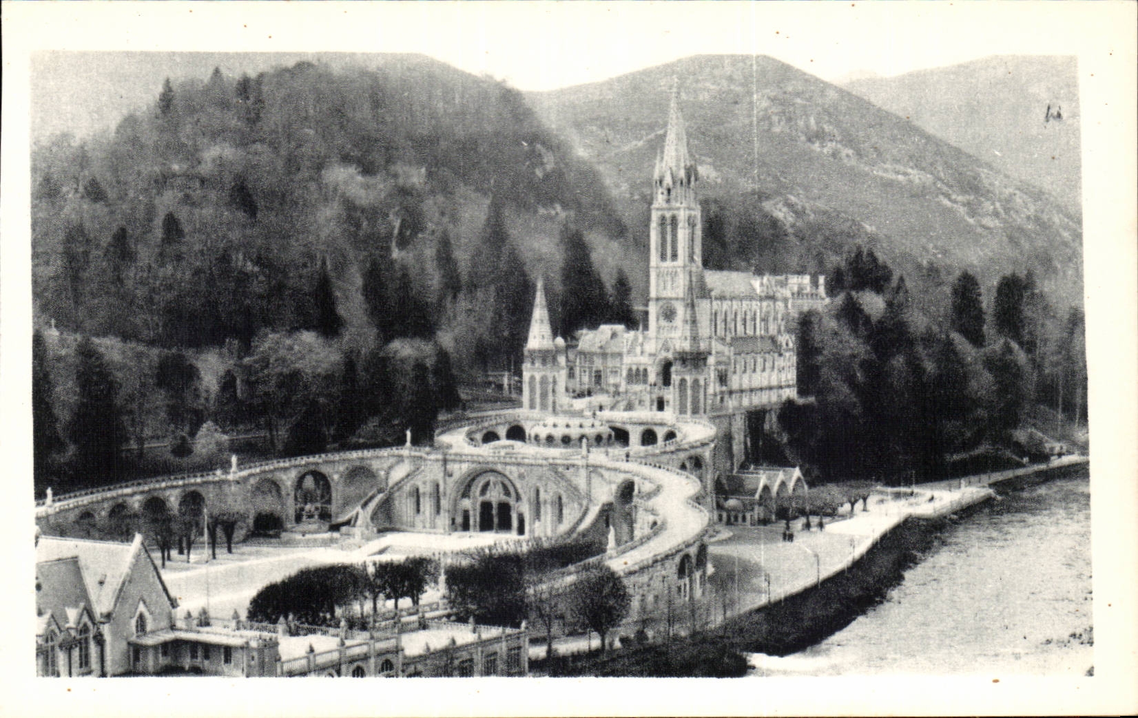 Lourdes - Basilica - Overall picture - CPA