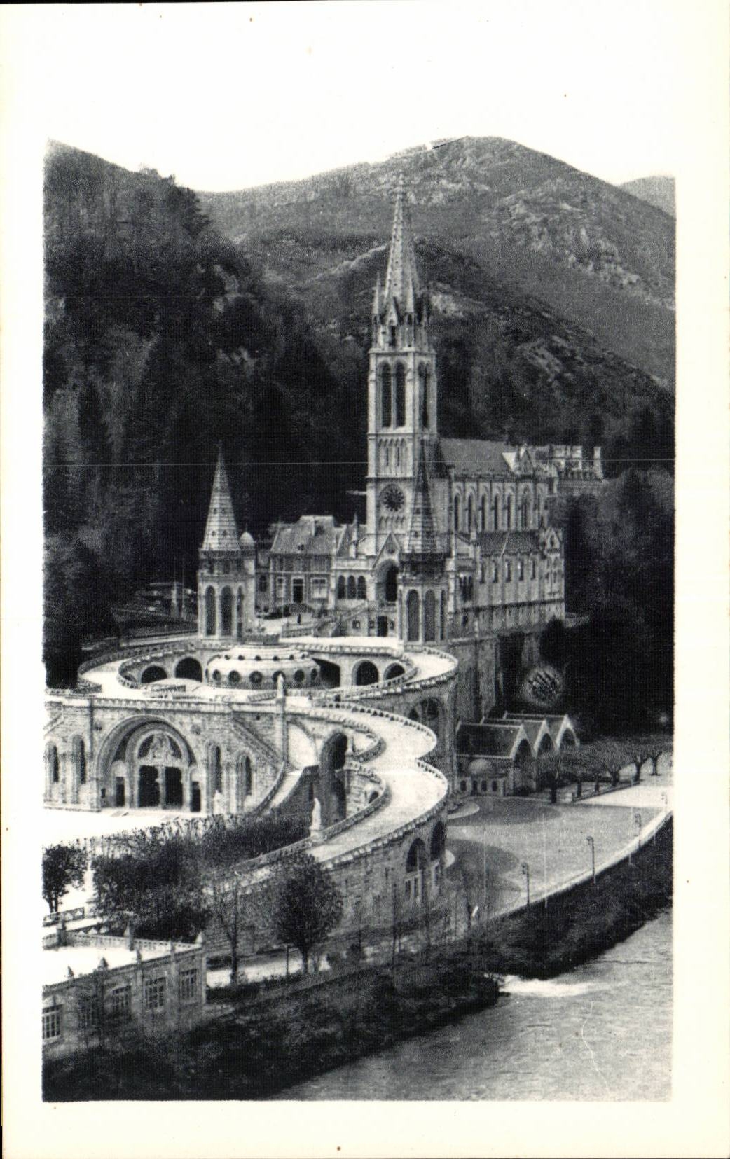 Lourdes - the Basilica - Gave CPA