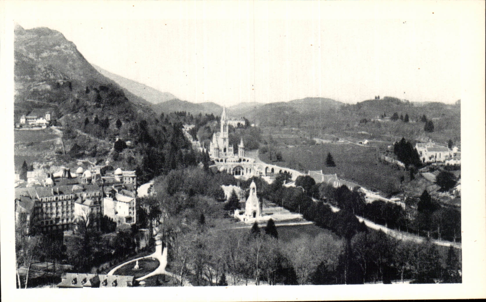 Lourdes - Overall picture on the Basilica and the Martyrdom of Castle Fort CPA