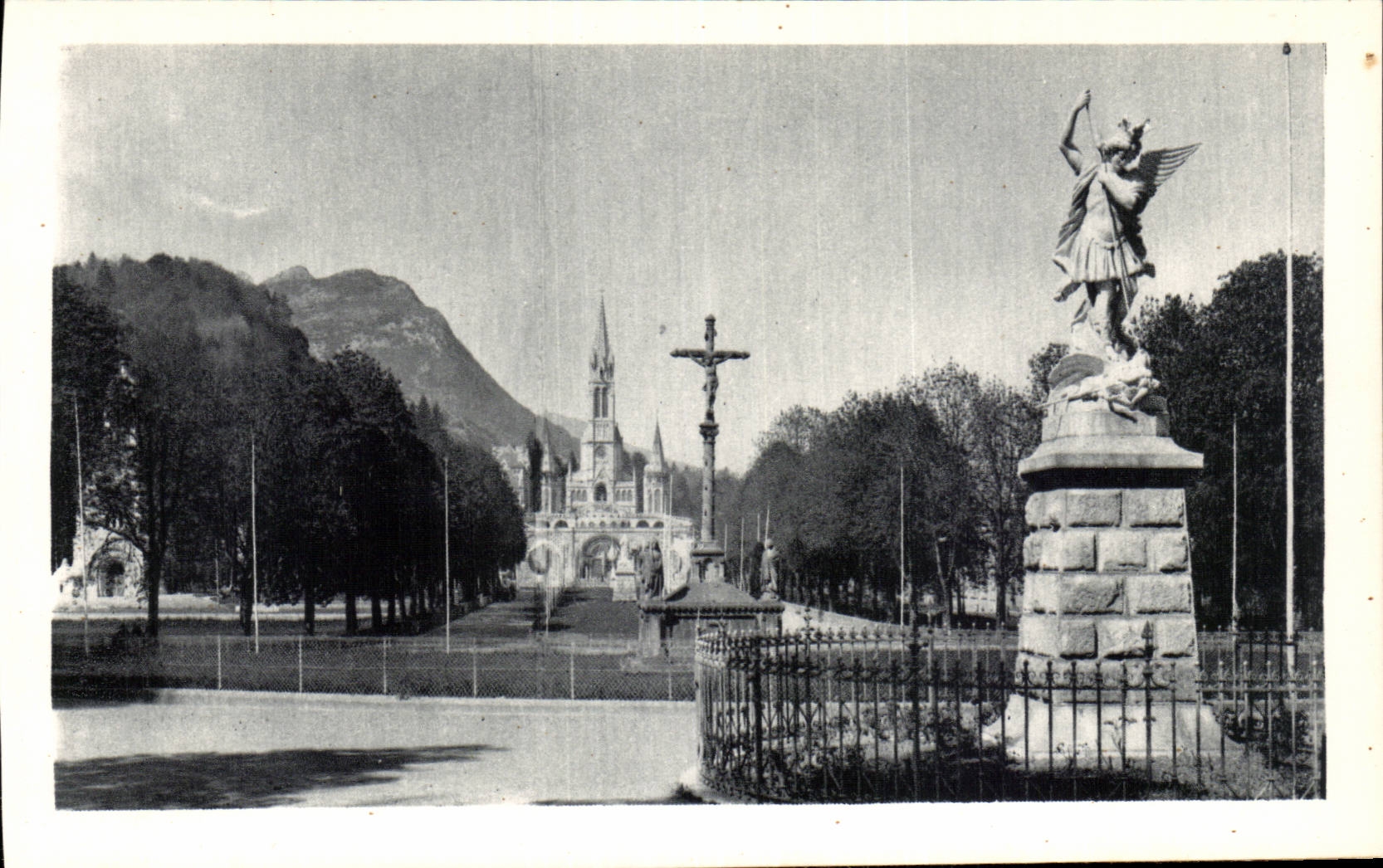 Lourdes - St Michel the cross of Breton and Basilica CPA