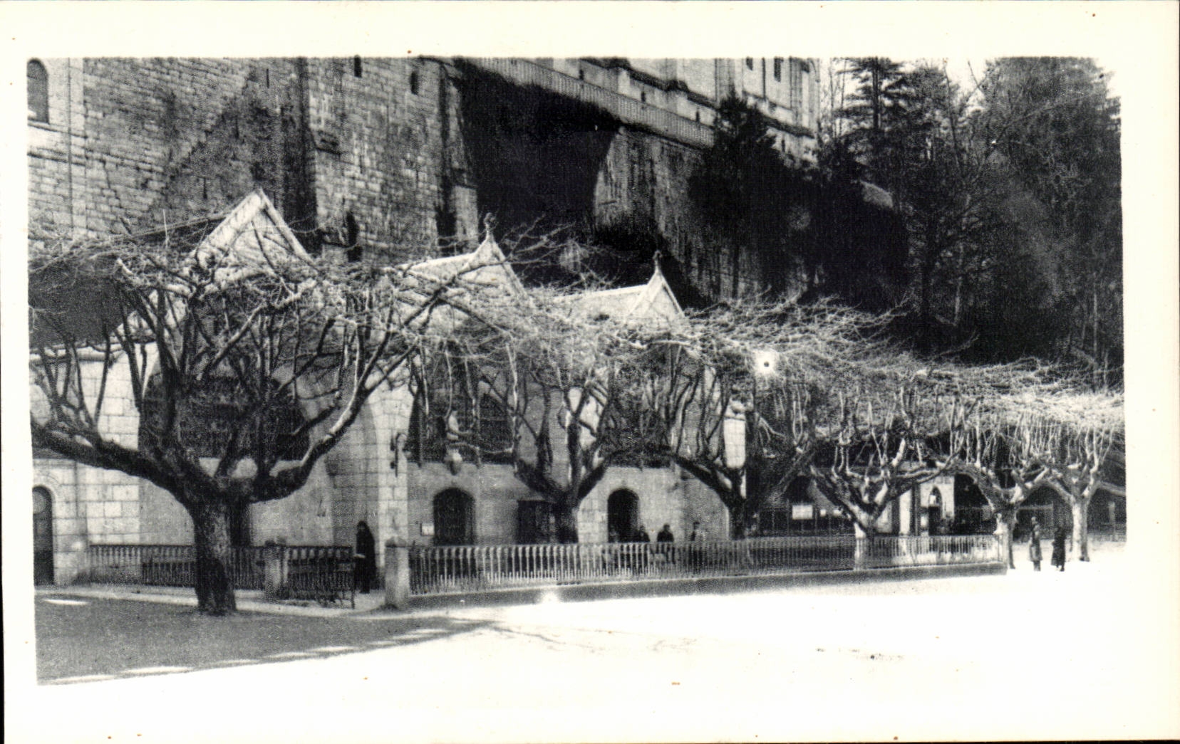 Lourdes - the Swimming pools or one soaks the patients - CPA