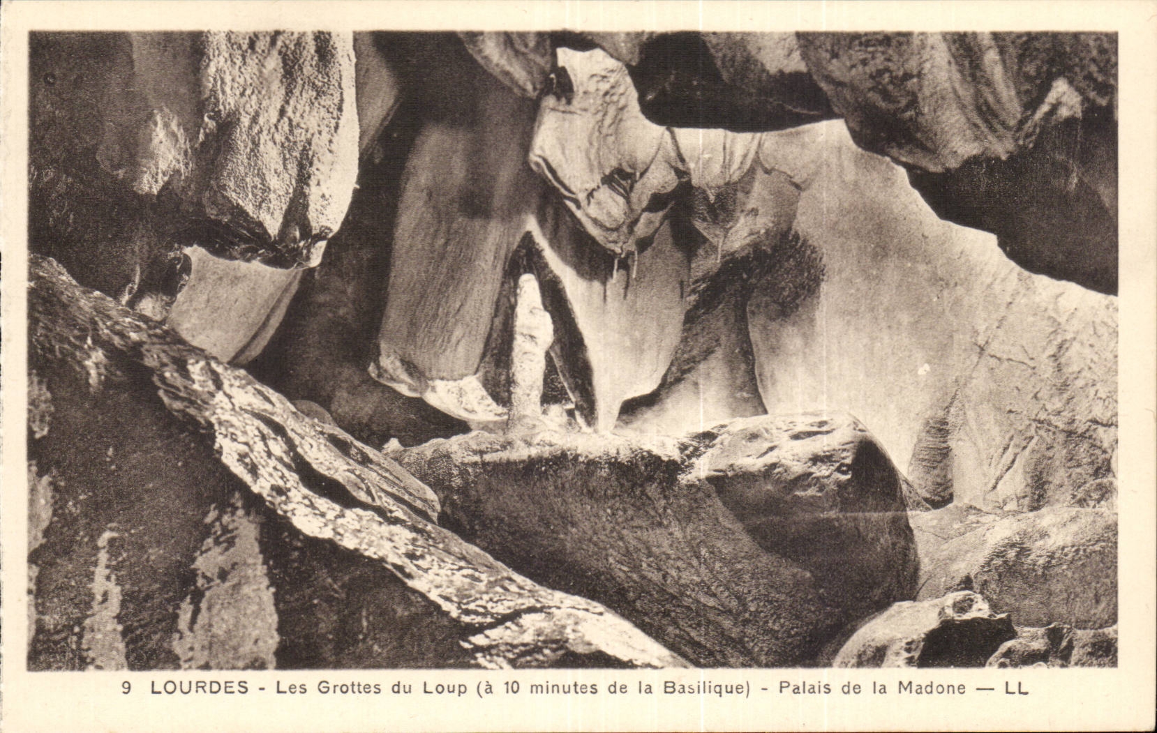 Lourdes - Caves of the Wolf - Palate of Madonna CPA