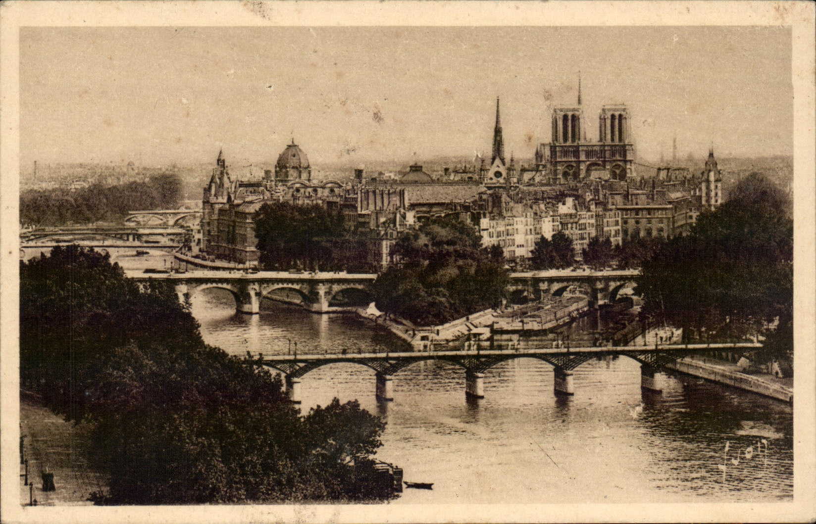 Paris - 4 - La Cite - Notre Dame - CPA