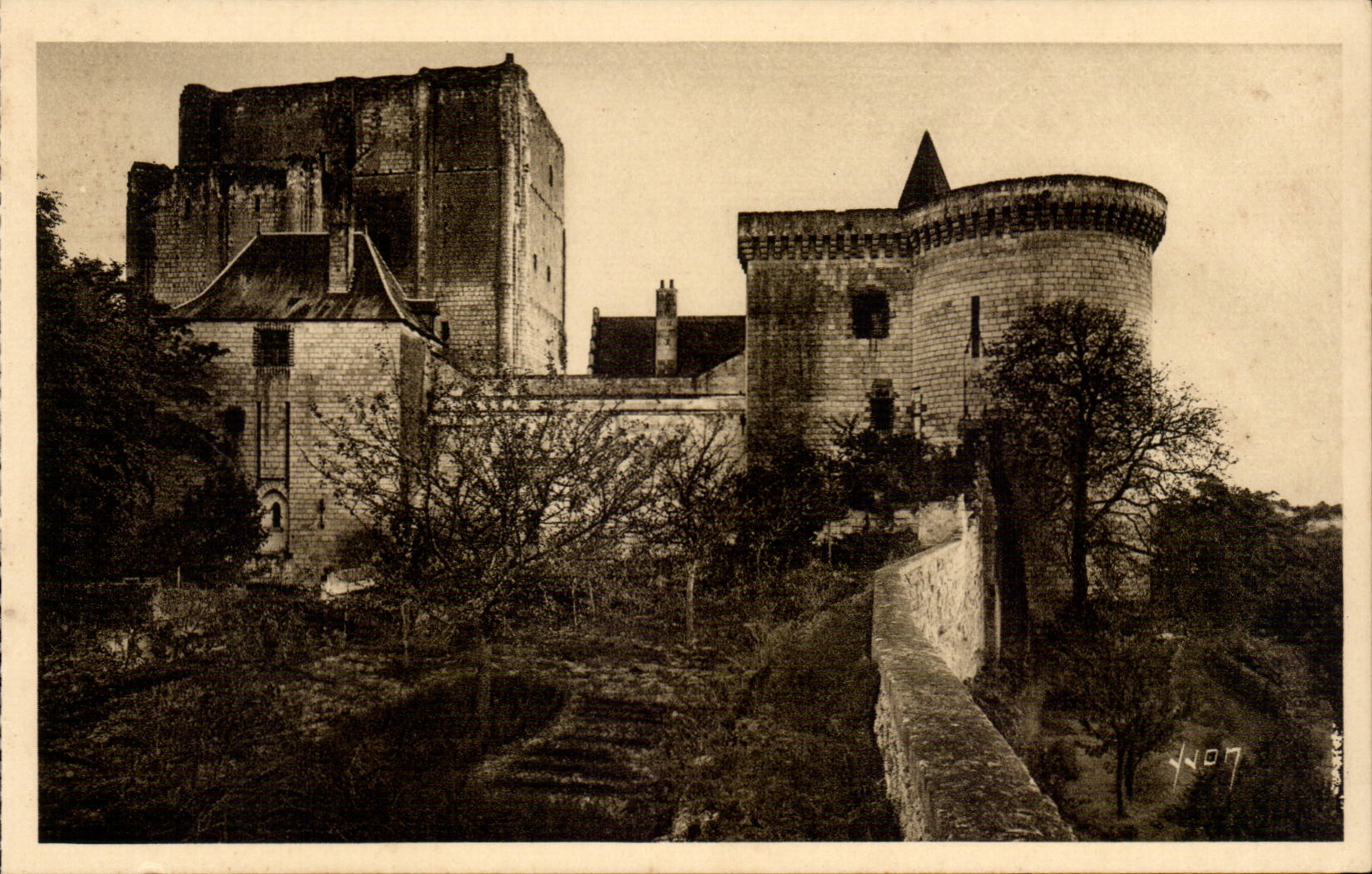 Loaches - the Castle - the Keep and the Turn Louis XI - CPA