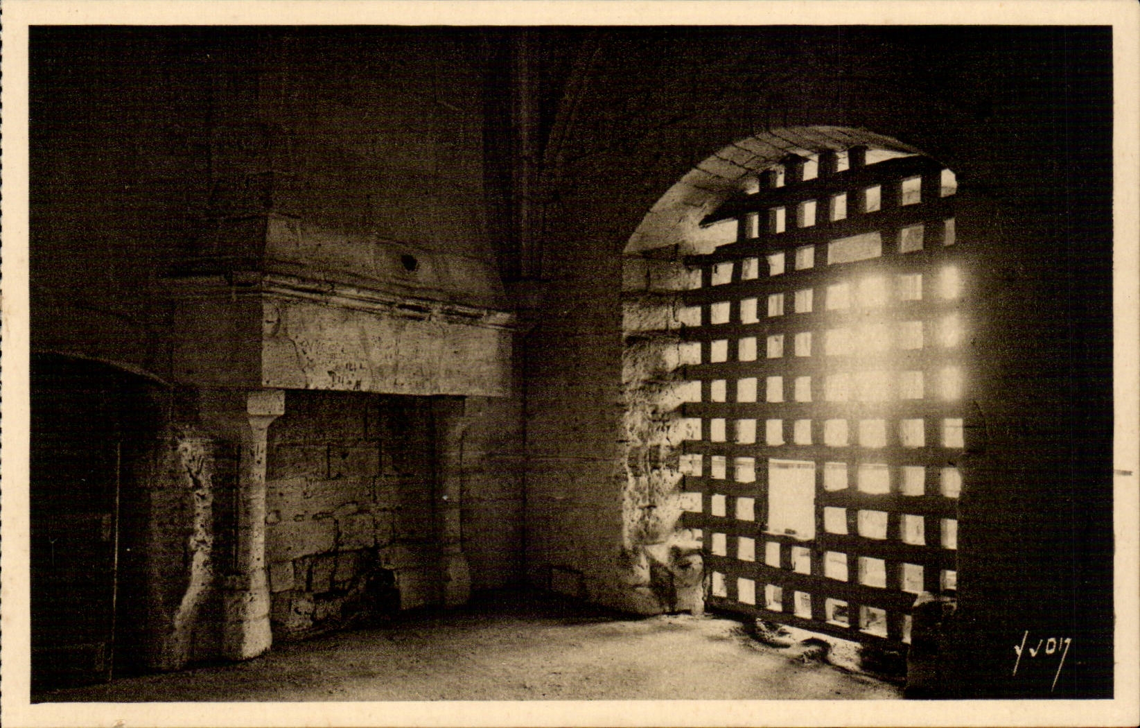 Loaches - the Castle - the Keep - Dungeon of the Duke of Alencon - CPA