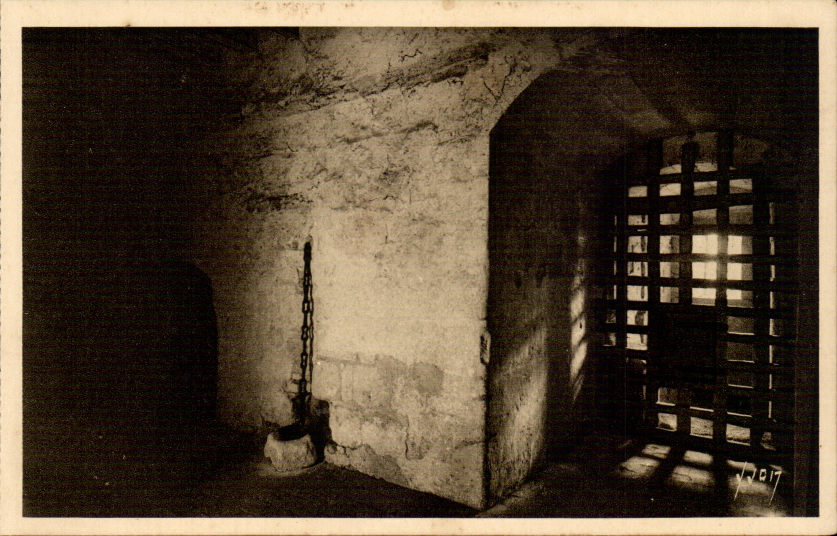 Loaches - the Castle - the Keep - Dungeon of Philippe de Commines - CPA