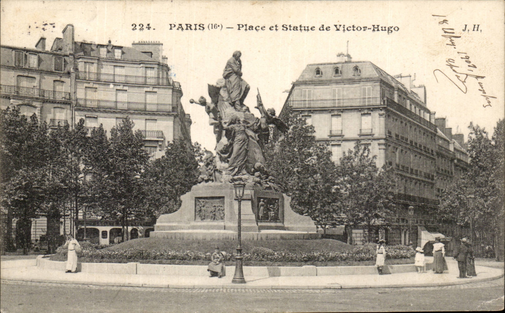 Paris - 18 - Place et Statue Victor Hugo CPA