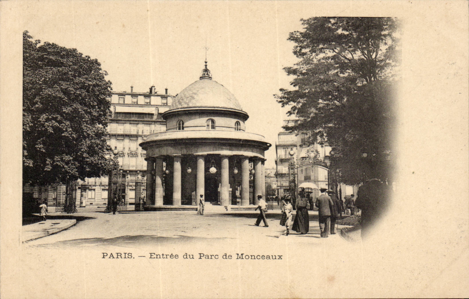 Paris CPA Entrance of the park of heaps