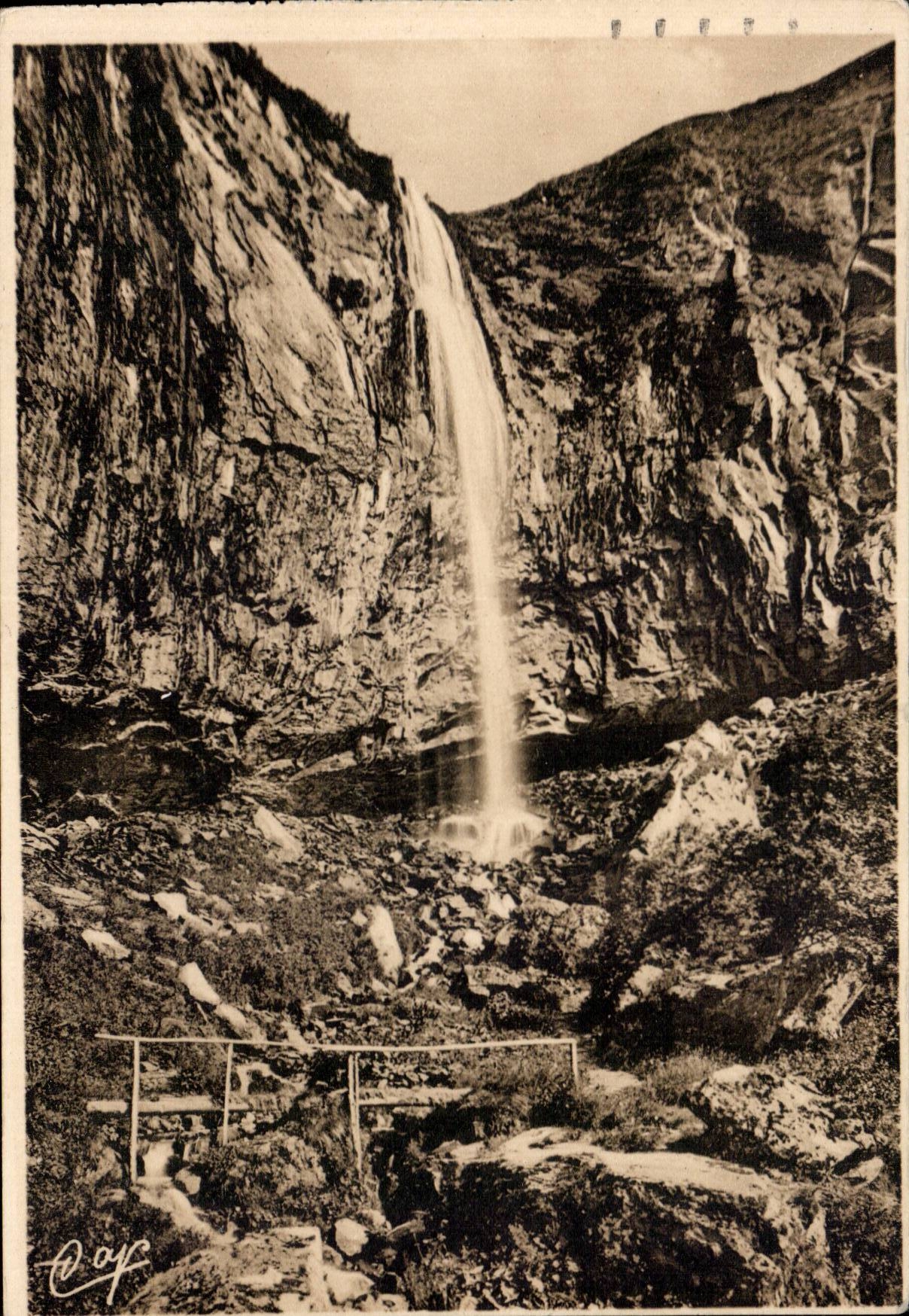 The Mount Gilds Large cascade MODERN CARD