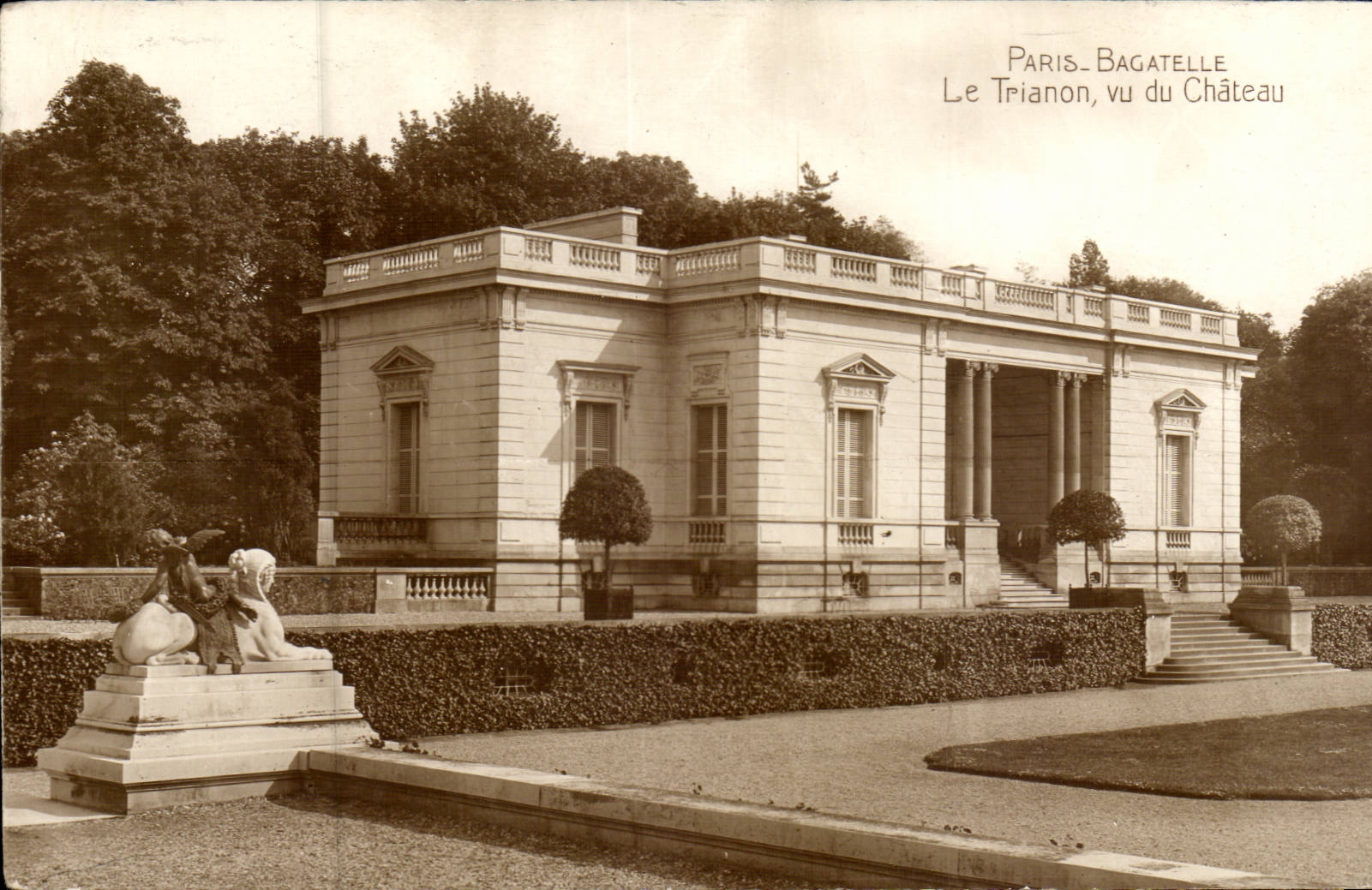 Paris CPA Bagatelle Le Trianon vu du chateau 