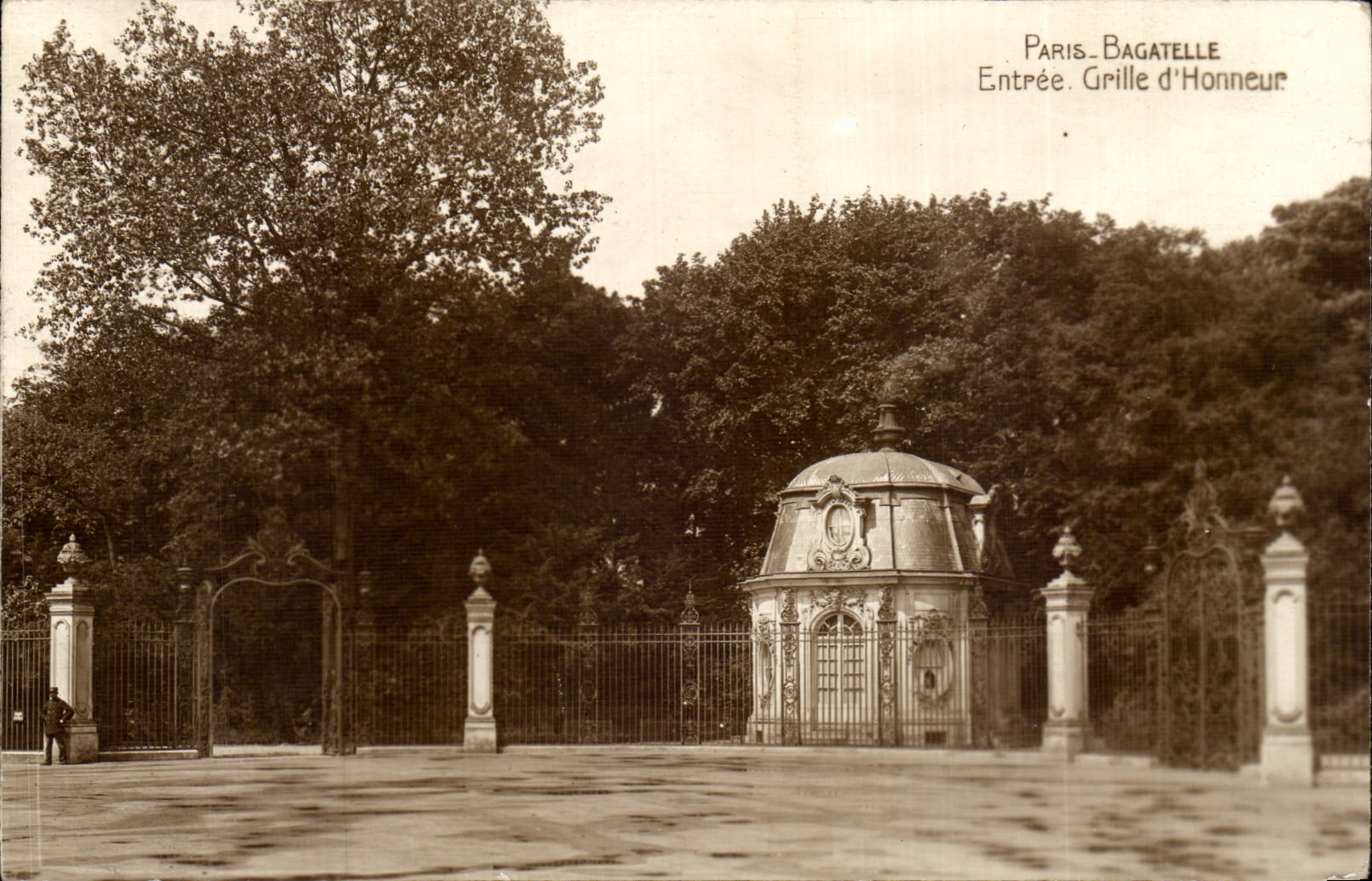 Paris CPA Bagatelle Entree Grille d'honneur