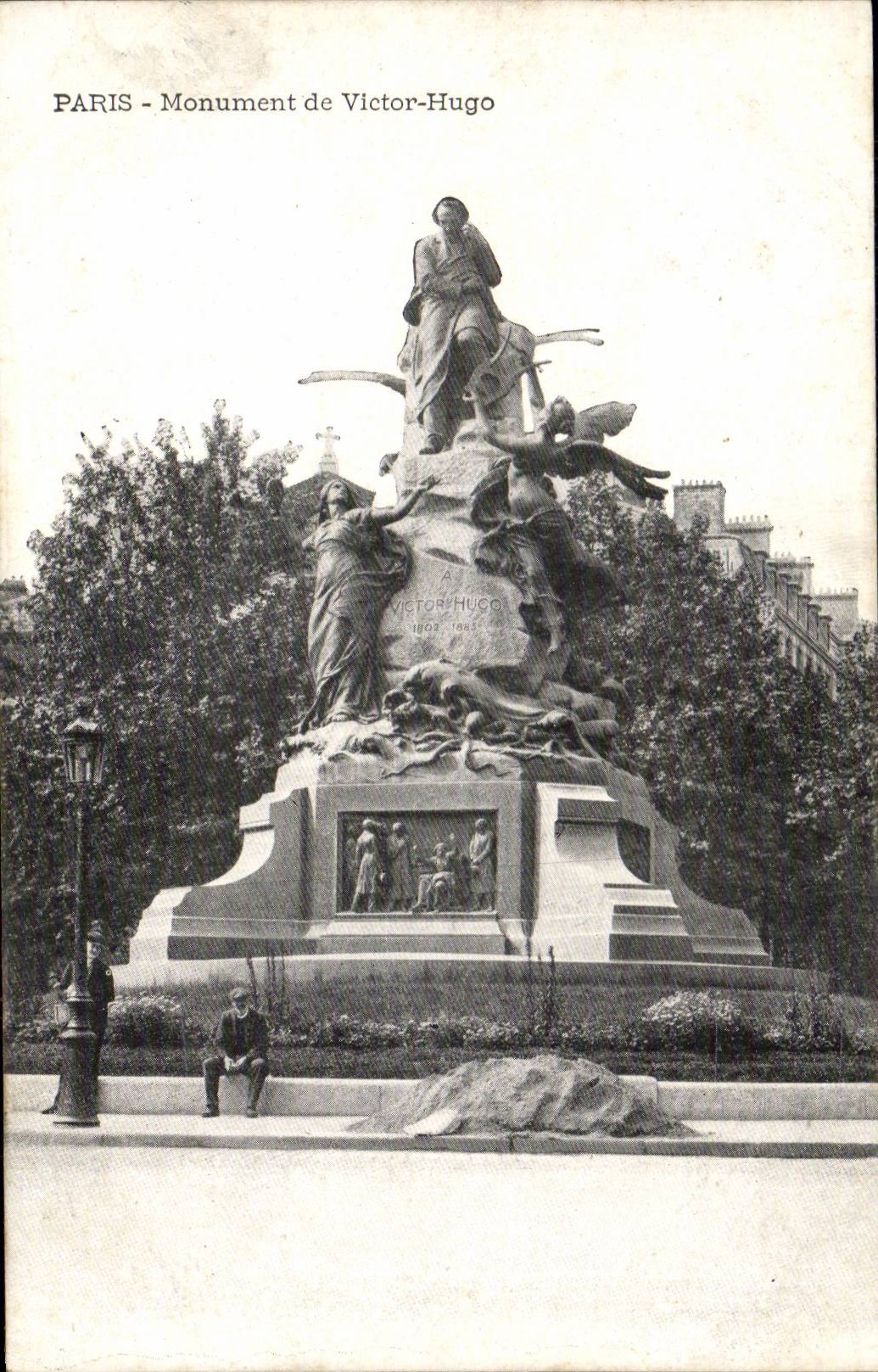 Paris CPA Monument de Victor Hugo
