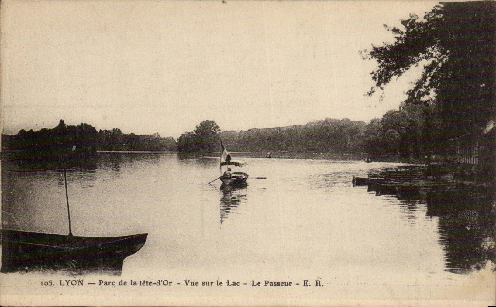 CPA Lyon Park of the gold Head Seen on the lake the frontier runner