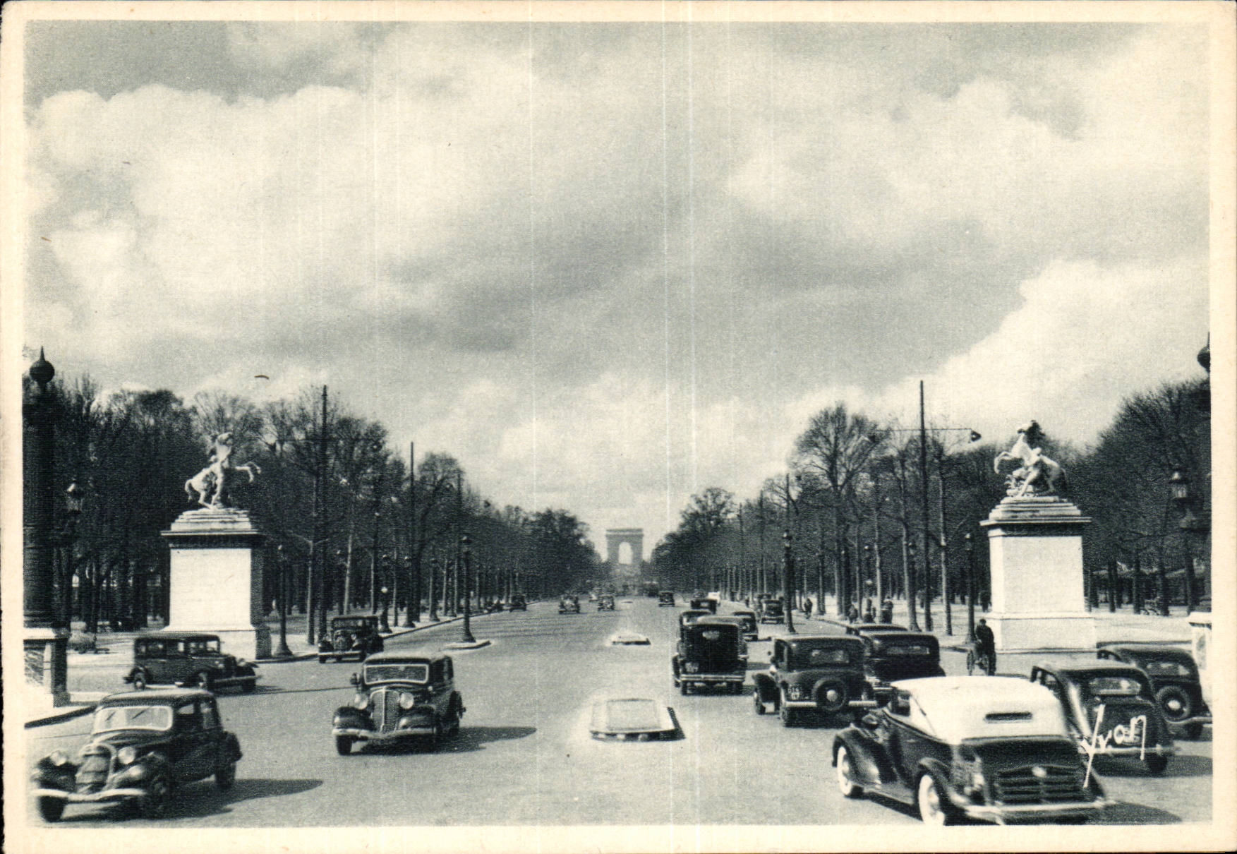 Paris - 8 Avenue des Champs Elysees and Arc de Triomphe - Etoile - CPA