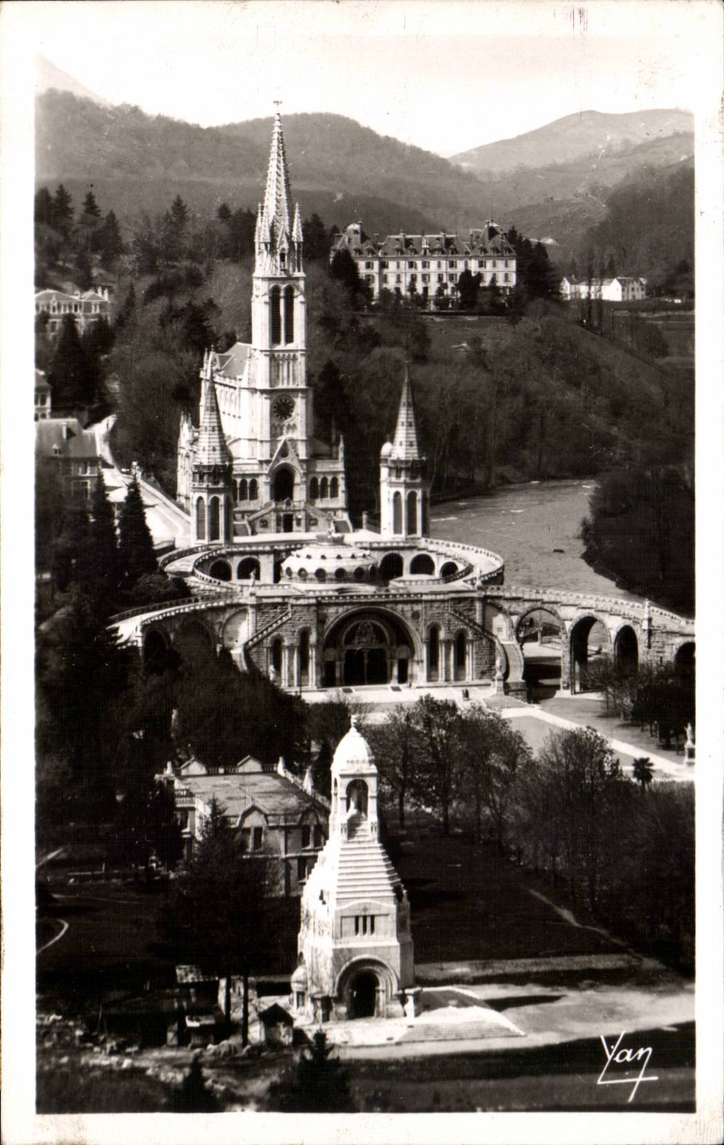 Lourdes - the Basilica and the War memorial - CPA