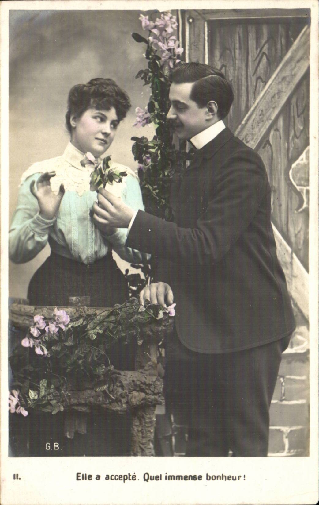 Fantaisie - Couple - The offering of a little flower - CPA 