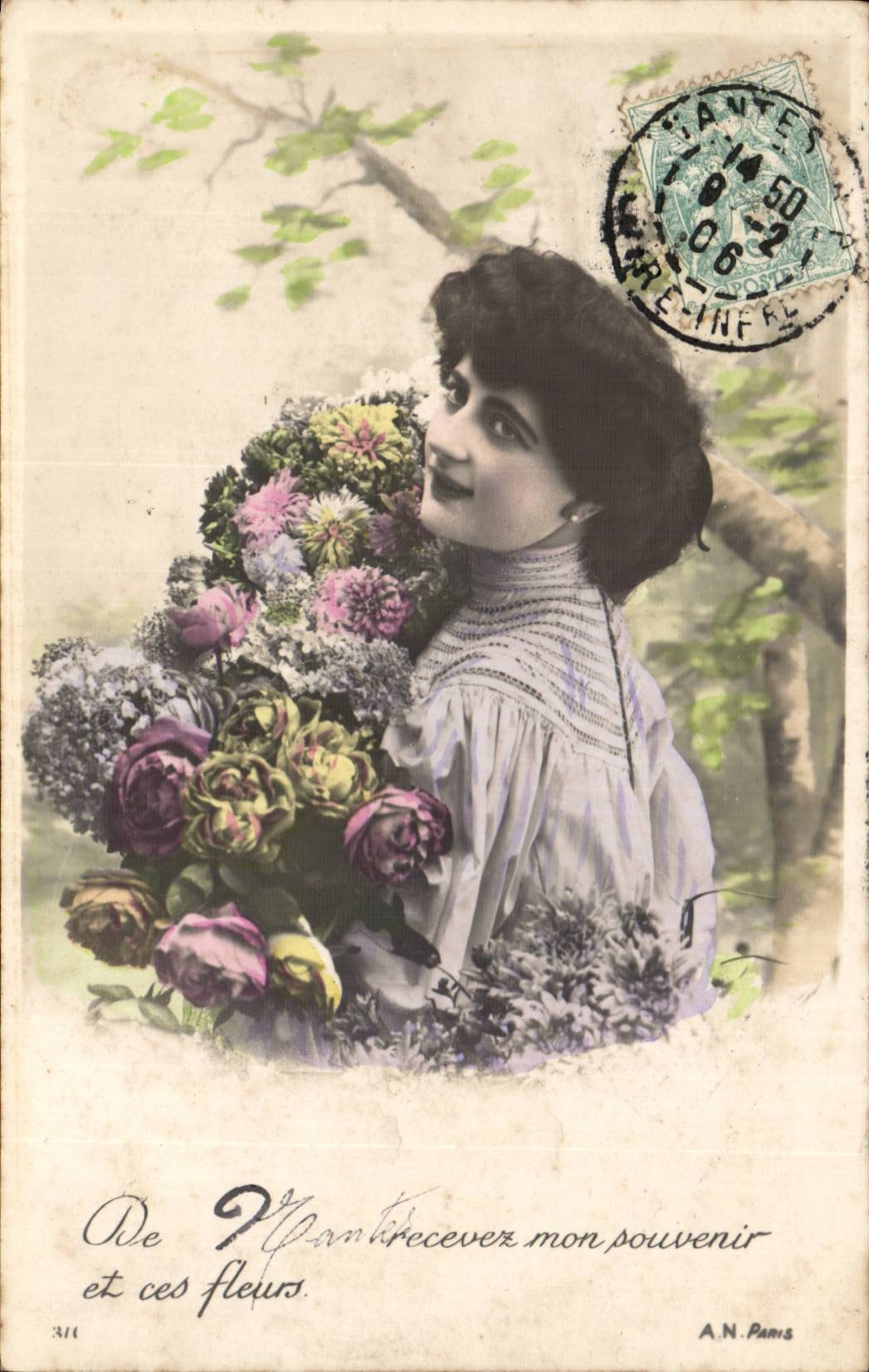 Fantasy - Woman - Dark haired woman with lagre bouquet - CPA