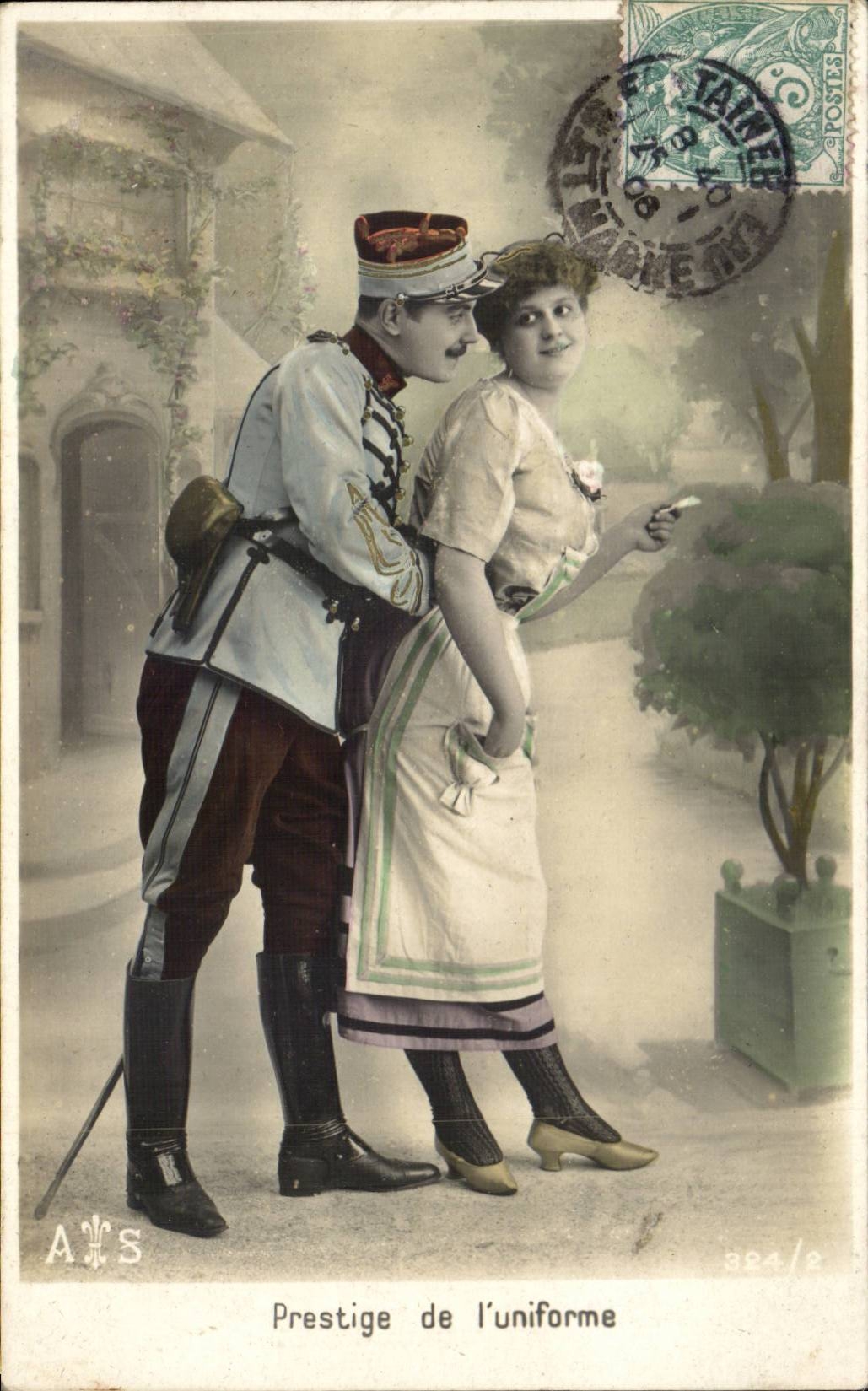 Militaria - Stimmung - Glamor der Uniformen - Frau und Soldat CPA