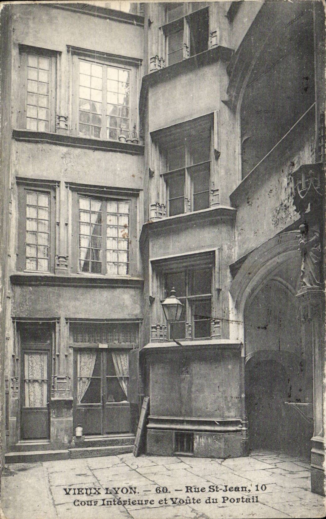 Old man Lyon CPA Street St Jean interior Court and vault of the gate