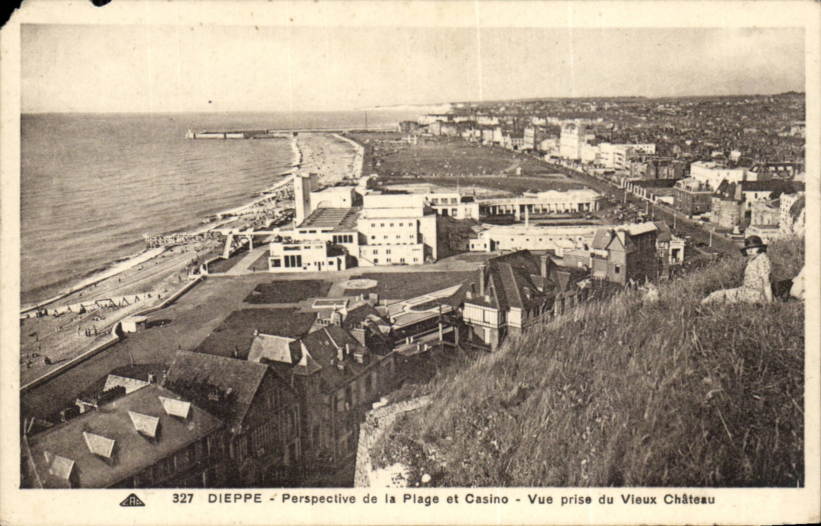 CPA Dieppe View of the beach and casino Seen from of the old castle