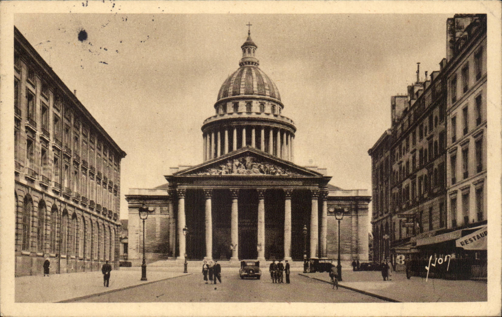 Paris CPA While strolling in the Pantheon