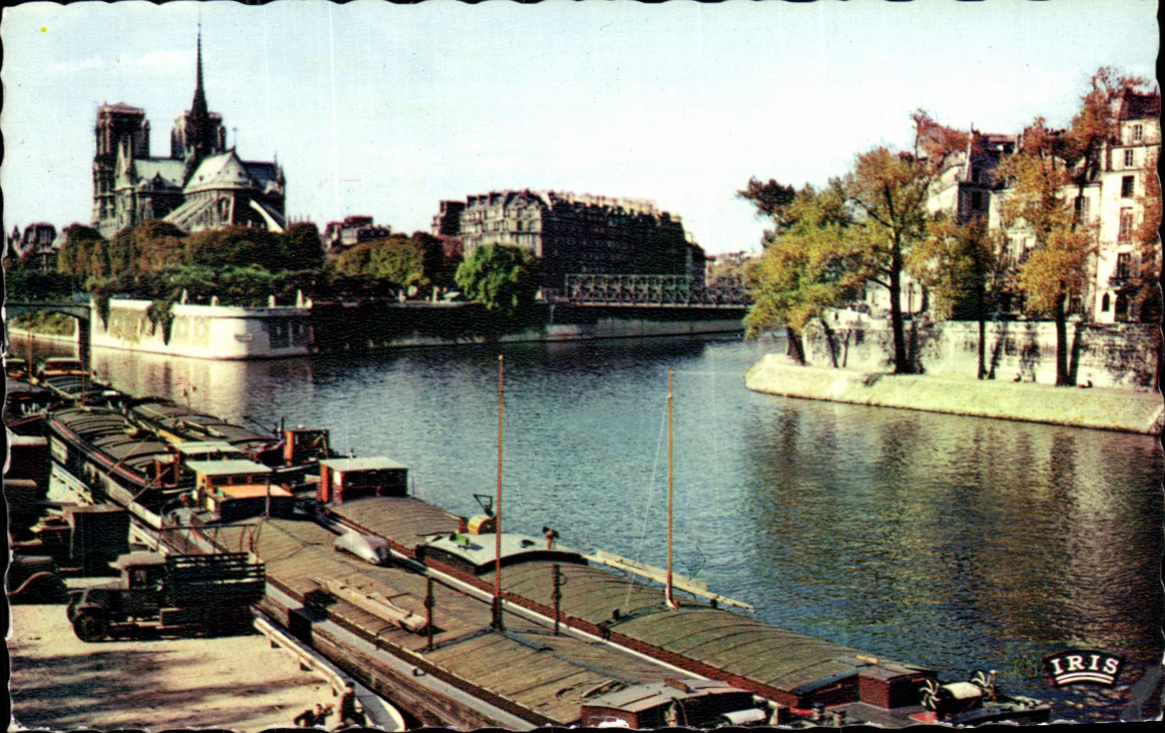 CPA Paris Notre Dame peniches sur la Seine