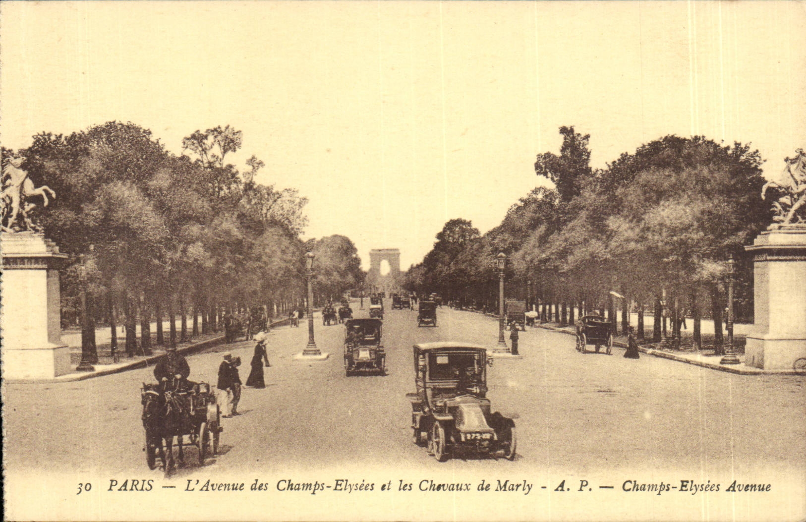 CPA Paris Avenue of the Champs Elysees and the horses of marly