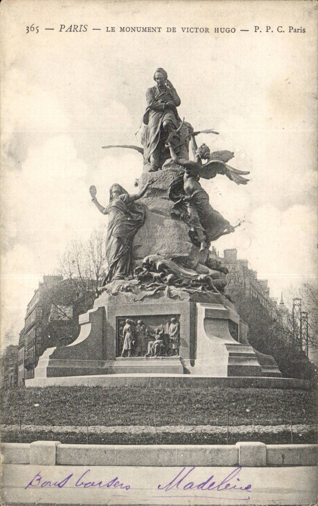 Paris CPA Le monument de Victor Hugo
