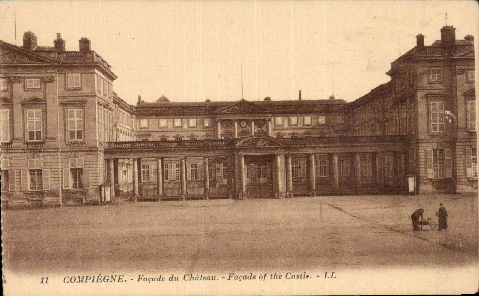 CPA Compiegne Frontage of the castle