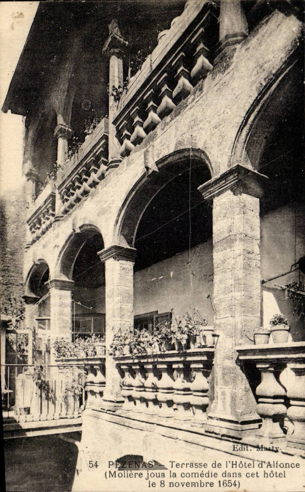CPA Pezenas Terrasse de l'hotel d'Allonce (Moliere joua la comedie dans cet hotel le 8 novembre 1654)