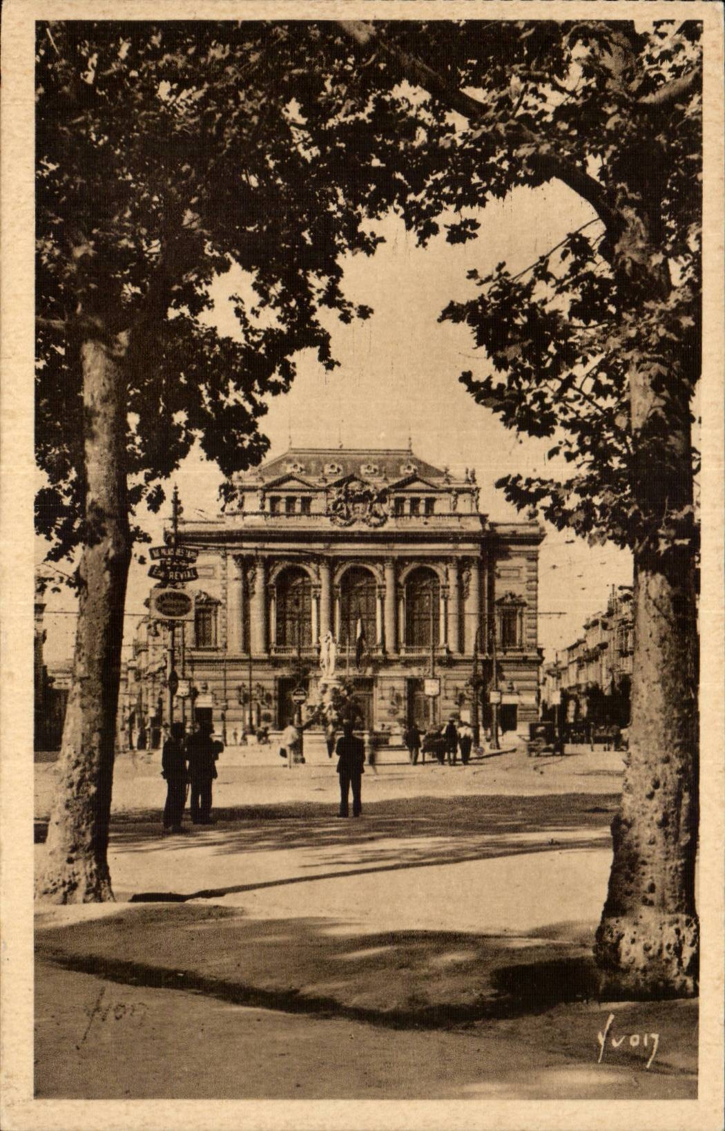 CPA Montpellier la place de la comedie et le theatre