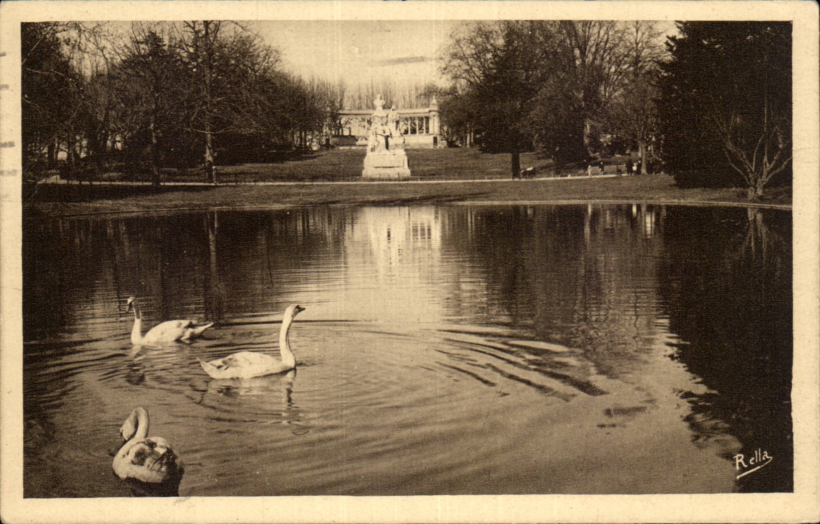 CPA Montpellier Jardin de l'esplanade le monument Auguste Comte et le monument aux morts