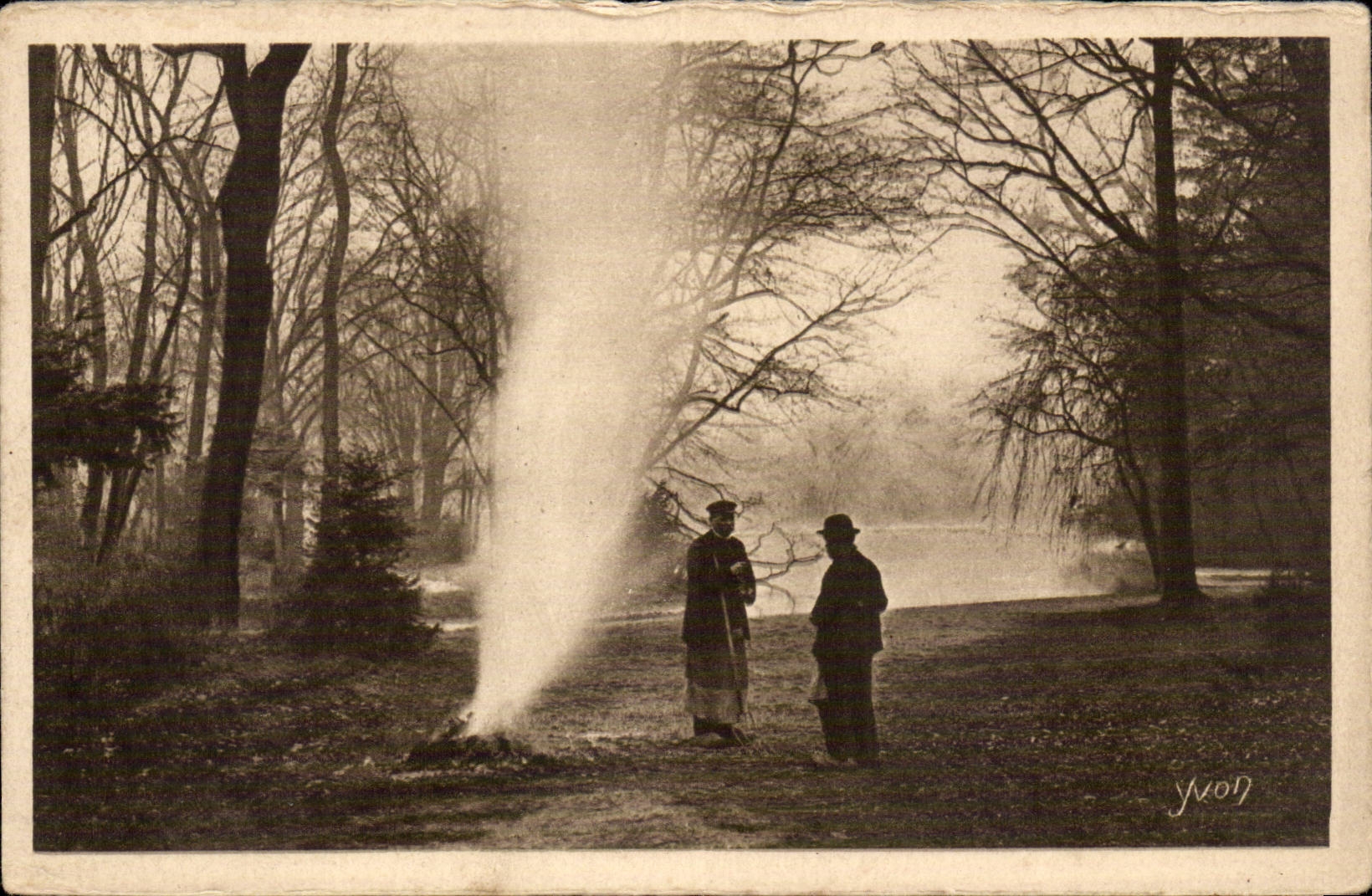 Paris CPA Les serviteurs du Bois de Boulogne