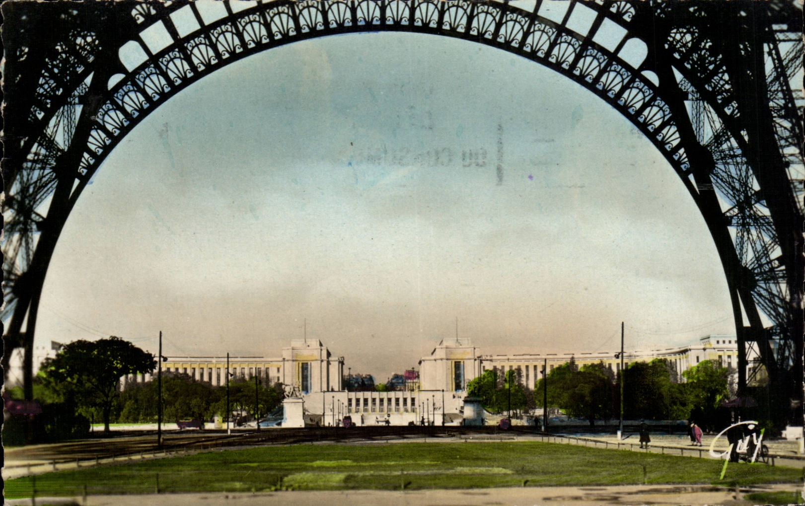 Paris MODERN CARD the palate of Chaillot seen under the Eiffel Tower