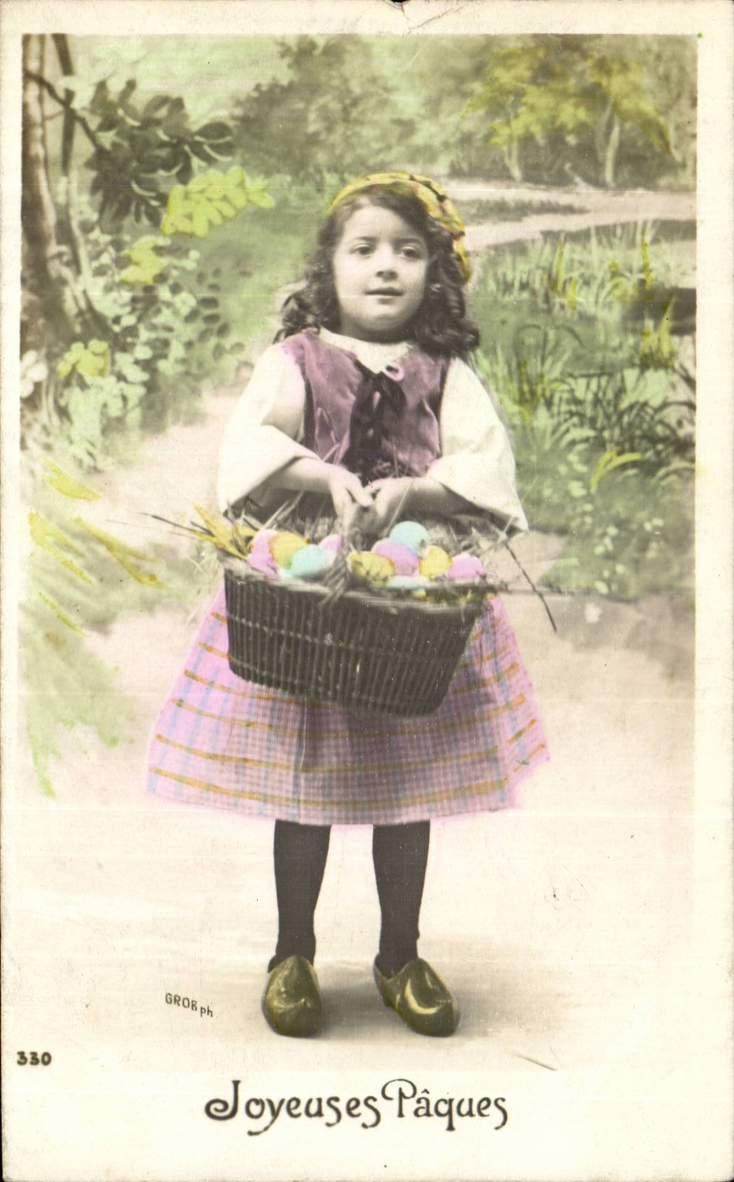 Fantasy - Child - Darling little girl with tennis shoe off eggs - Easter - Easter - Ostern - CPA