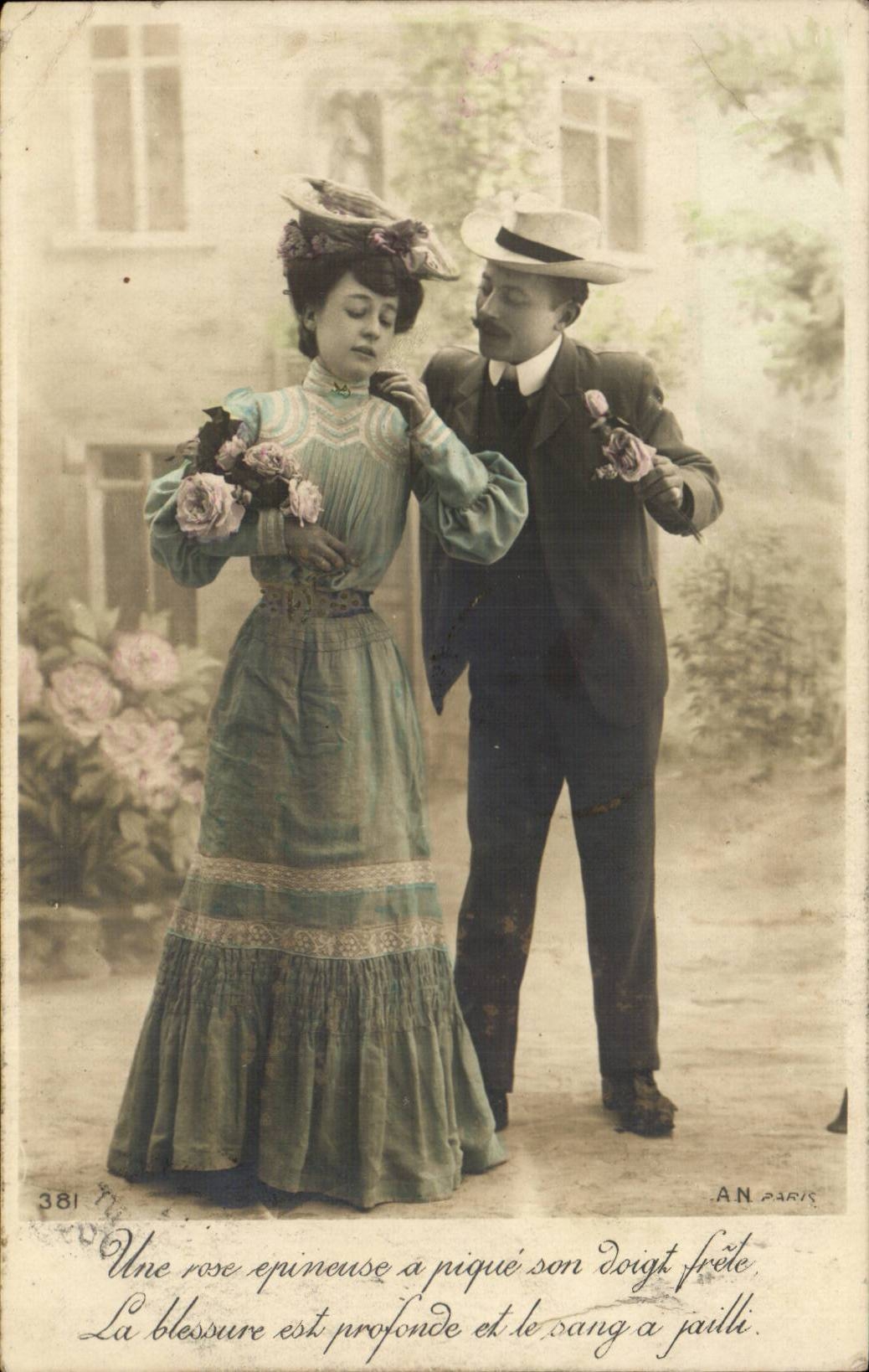 Fantaisie - Couple - The Offering of a Rose - CPA 