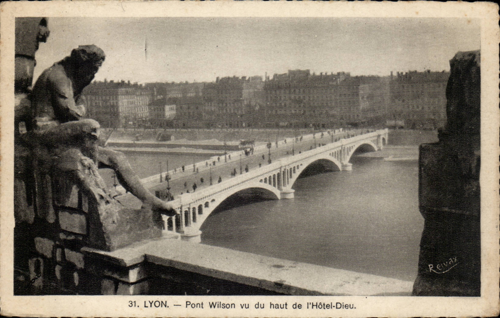Lyon-- Wilson-Brucke - gesehene Oberseite des Rathauses CPA