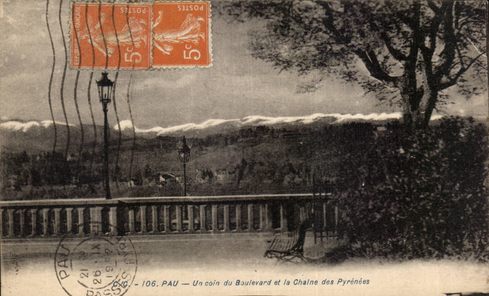CPA Pau eine Ecke der Prachtstrasse und die Kette der Pyrenees