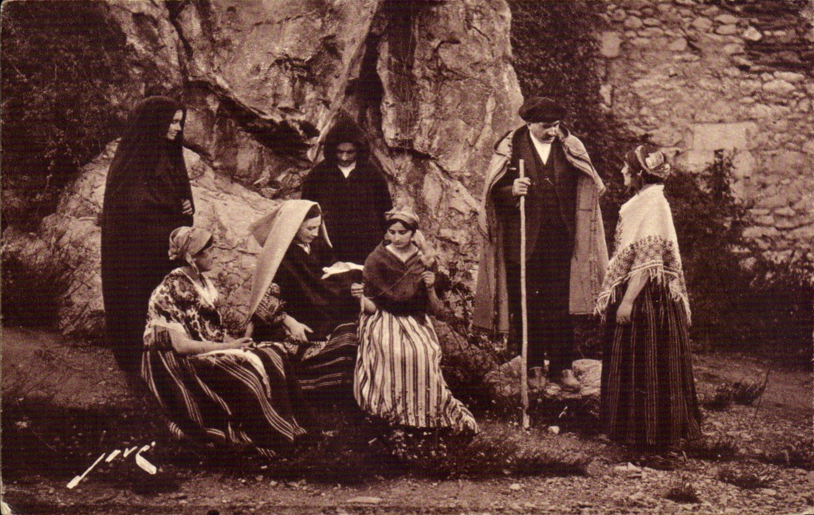 CPA Pyrenean Soil Types and costumes mountain Family (folklore costume)