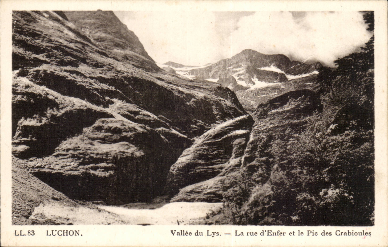 CPA Luchon Valley of the Lily the street of Hell and the peak of Crabioules
