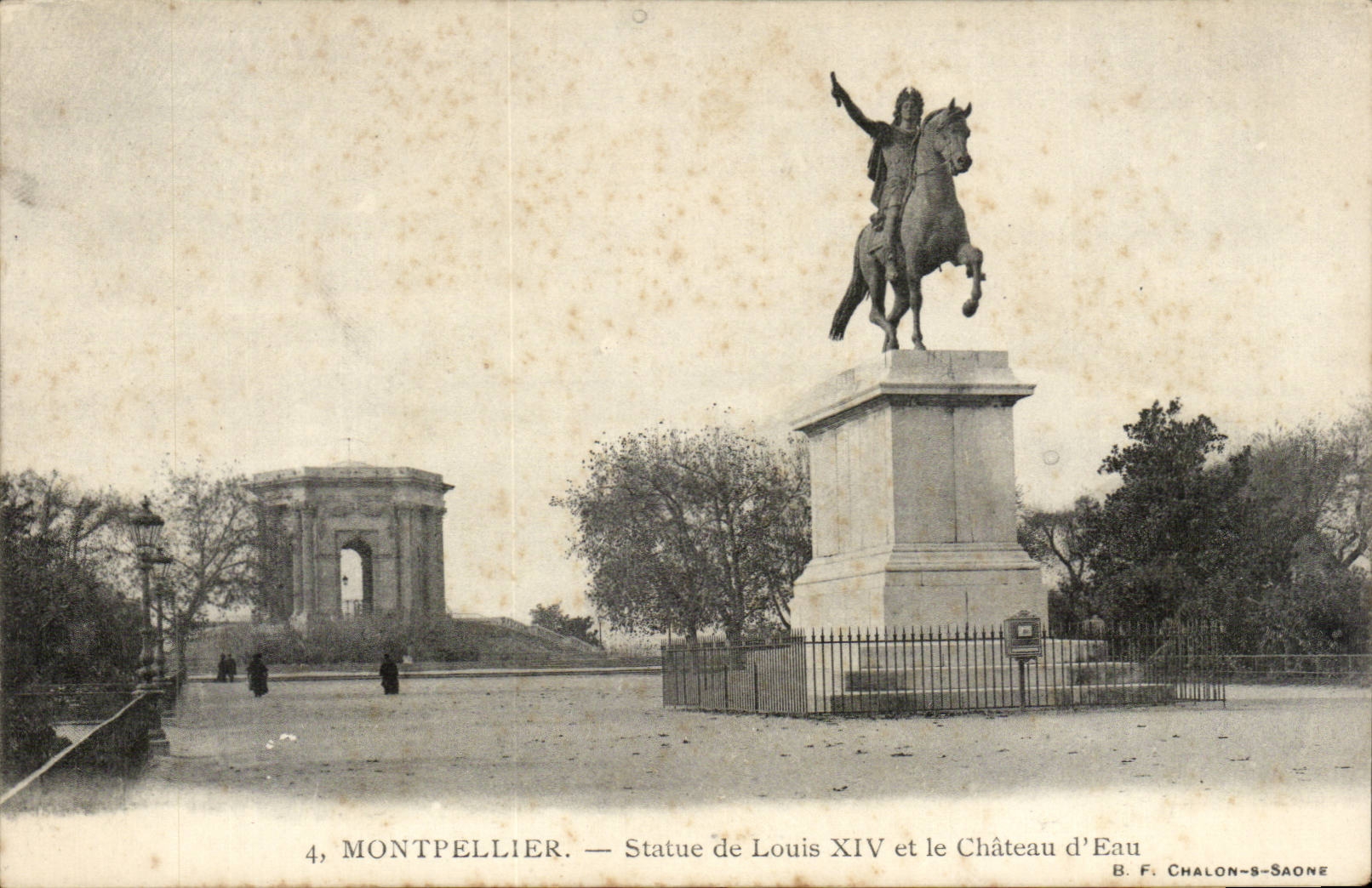 Montpellier CPA Statue de Louis XIV et le chateau d'eau
