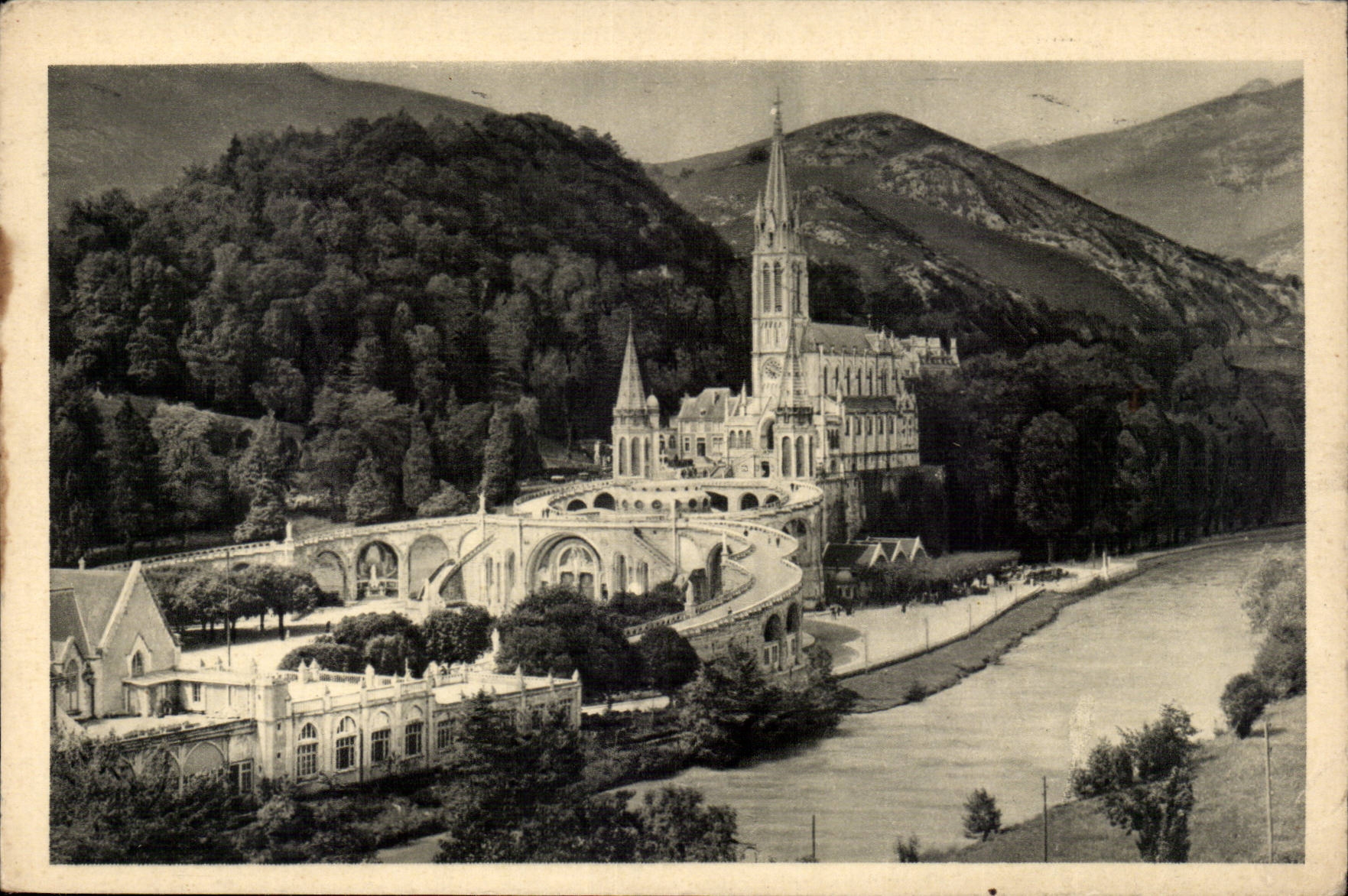 MODERN CARD Lourdes the basilica