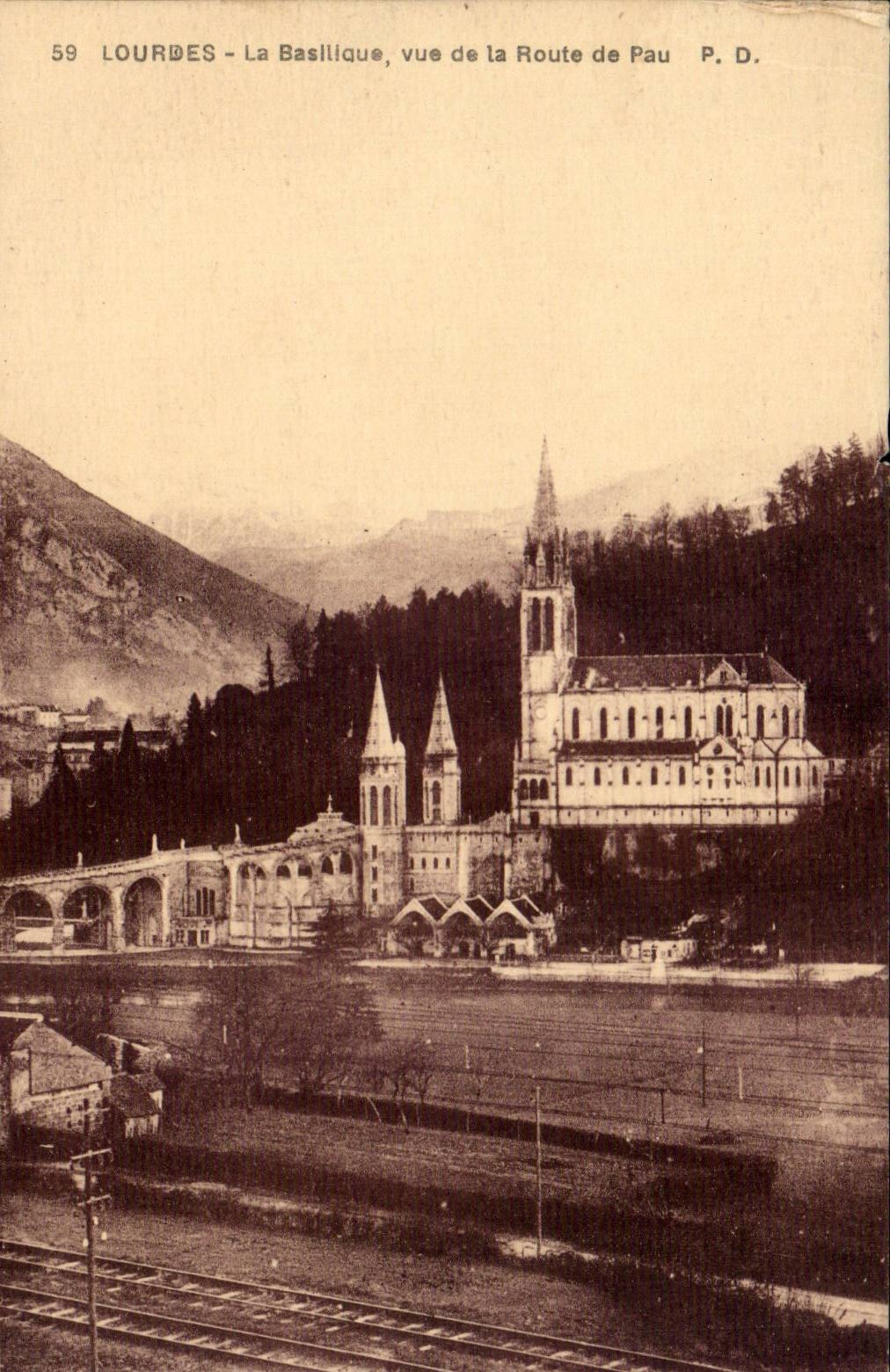 CPA Lourdes the basilica Seen of the road of Pau