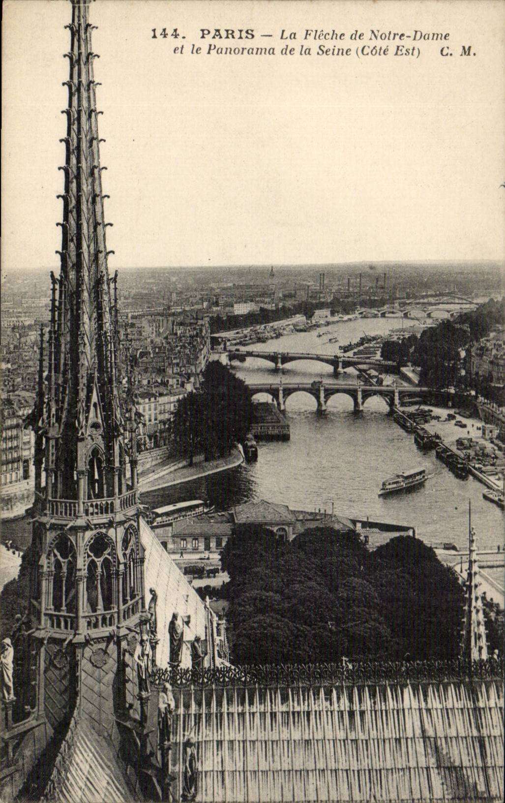 Paris CPA La fleche de Notre Dame et le panorama de la Seine