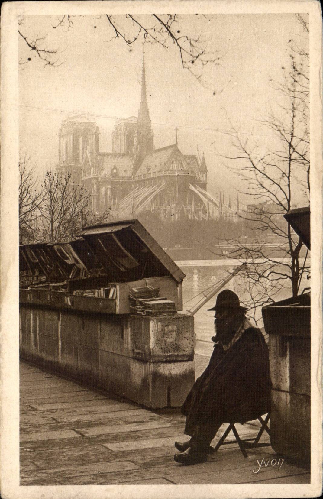 Paris CPA L'ancetre des bouquinistes Notre Dame