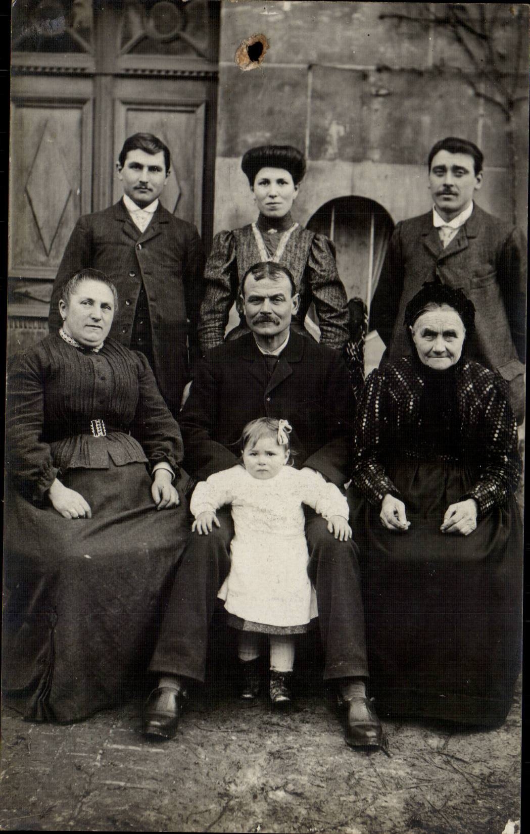 CPA Real photo Family (folklore costume)