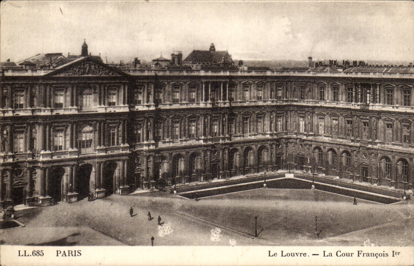 Paris CPA Le Louvre La cour Francois 1er