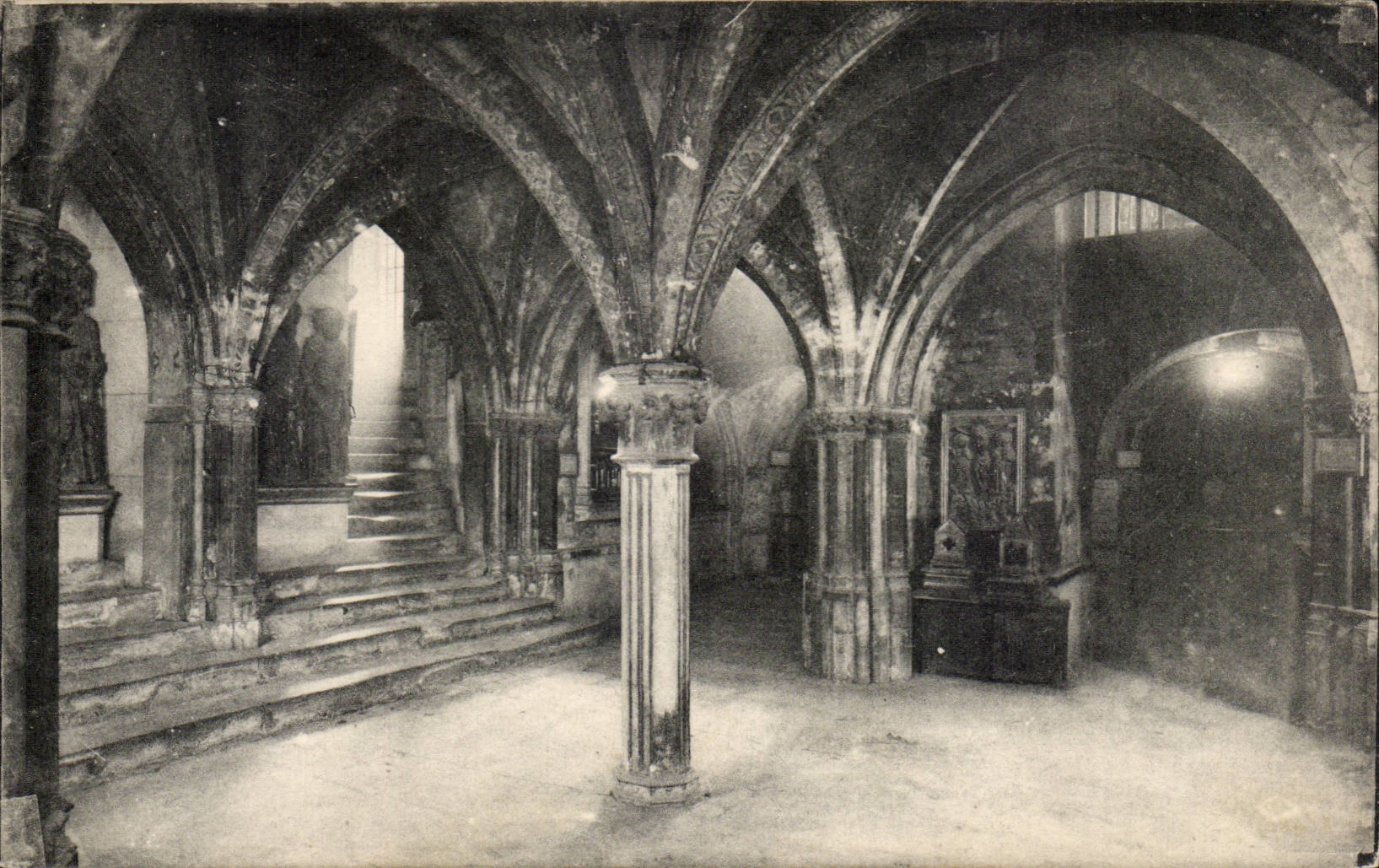 CPA Toulouse Insigne basilique de St Sernin Crypte des corps sains 