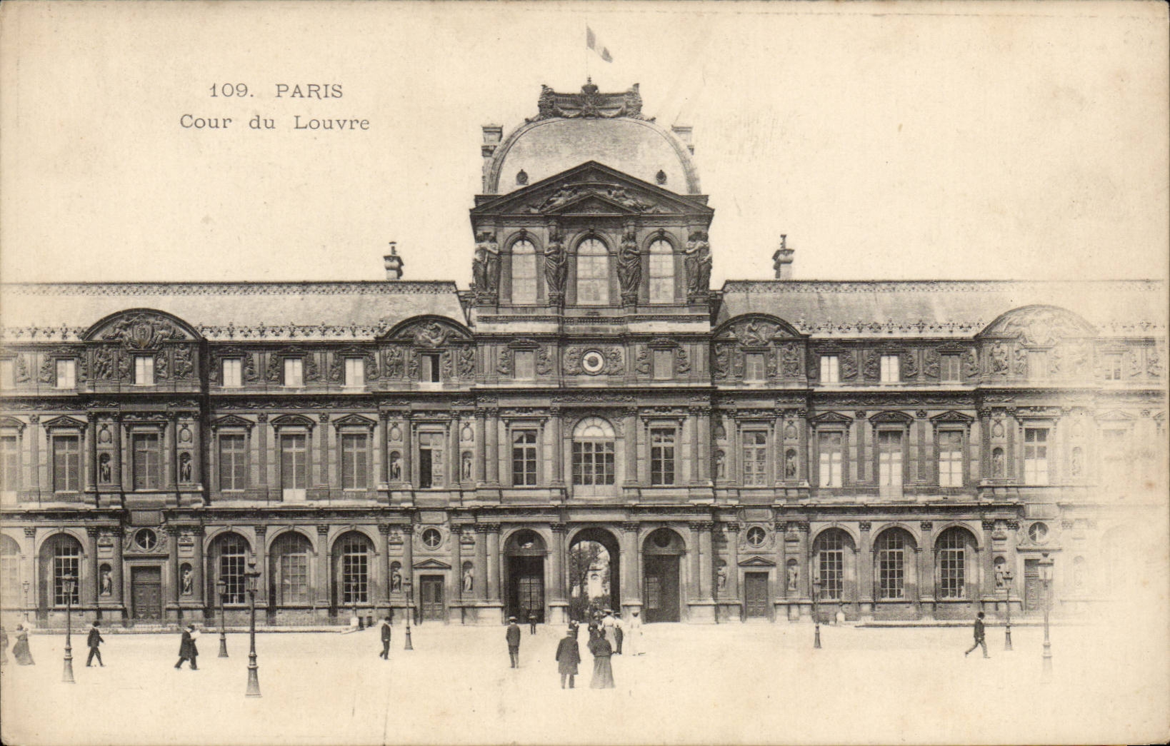 Paris CPA Cour du Louvre