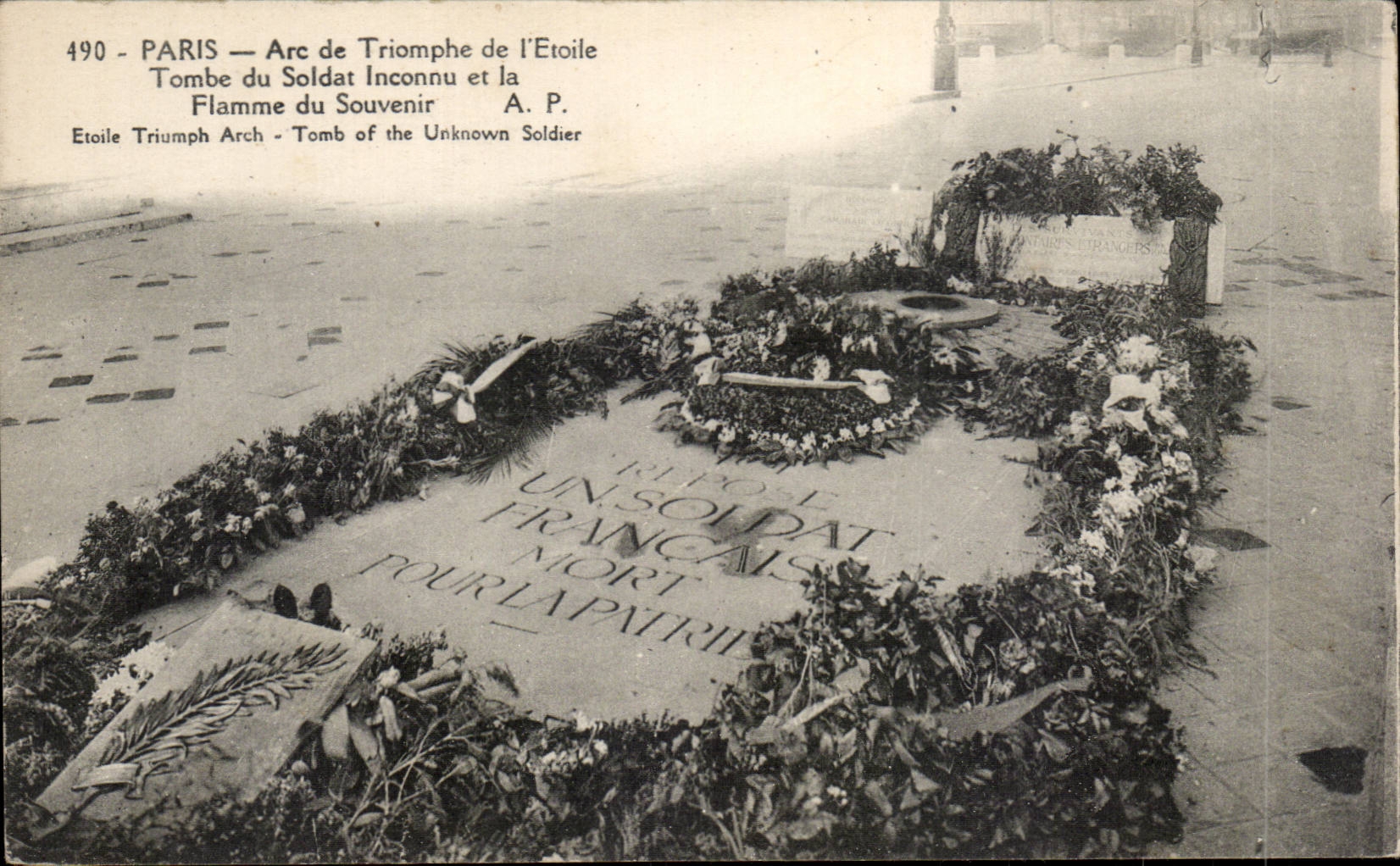 CPA Paris Arc triumphs over the Tombe star from the unknown soldier and the flame from the memory
